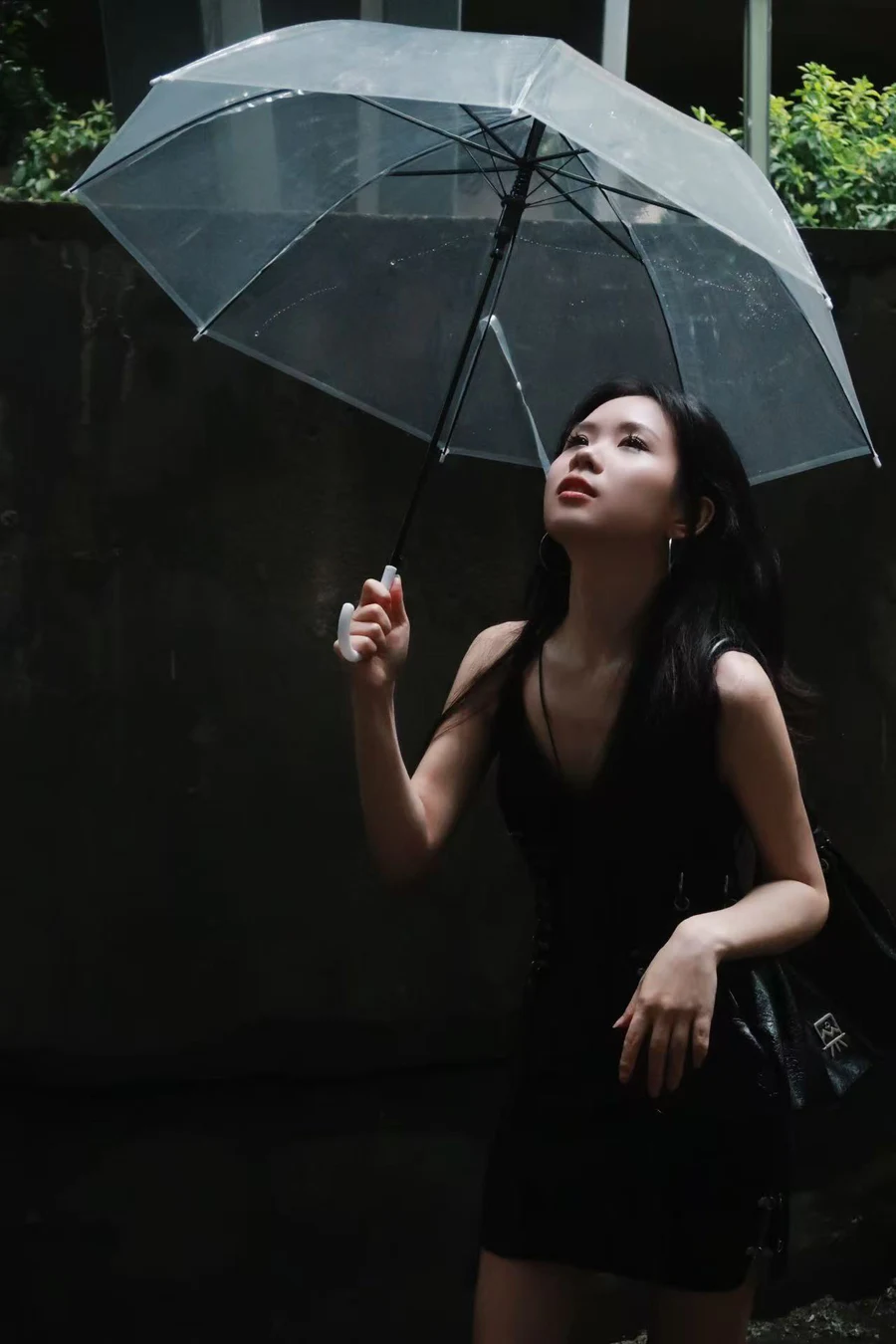 岳冉冉雨中人物照片